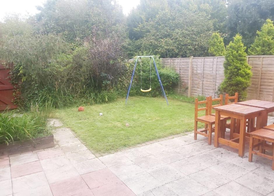 Ashford Holiday Home Smithy Drive Sleeps 5 Free Wifi And Vehicle Parking Kingsnorth Esterno foto