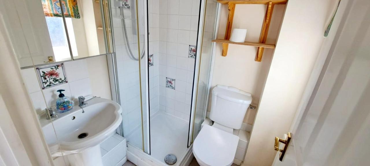 Ashford Holiday Home Smithy Drive Sleeps 5 Free Wifi And Vehicle Parking Kingsnorth Esterno foto